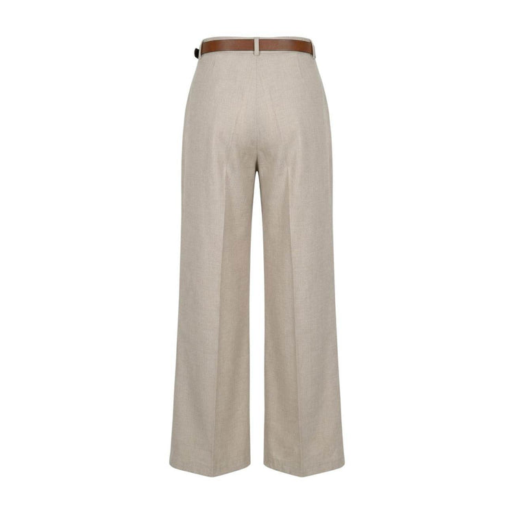Damenhose von Artigli, elegante Kleidung Hosen in dunkler Farbe, sitzt bequem und modern auf einer Frau getragen.