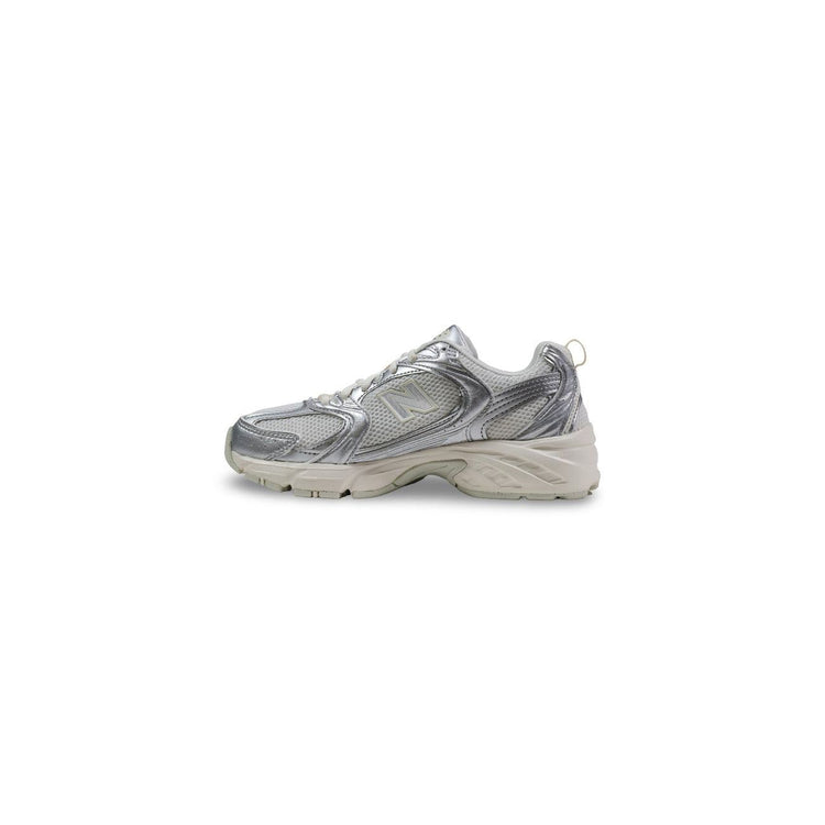 New Balance Damen Sneakers in grey with a stylish design and cushioned sole for comfort and support.