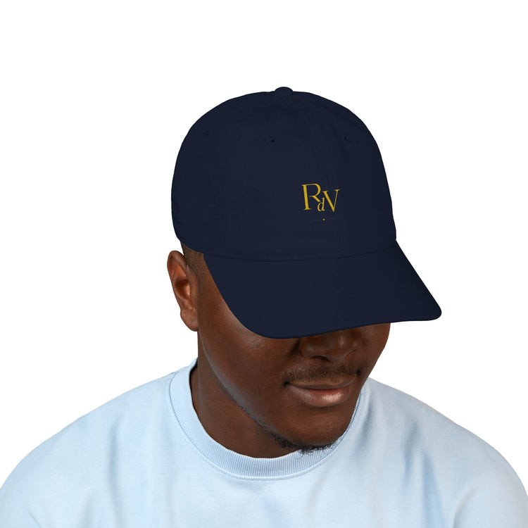 Schicker roter Golfhut von Robert de Valenmont, Code One, mit gebogenem Schirm und bequemer Passform.