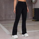 Damen tragen elastische Flared Jeans mit ultra niedriger Taille, Knopfdetails und Slim Fit im Retro-70er-Jahre-Stil
