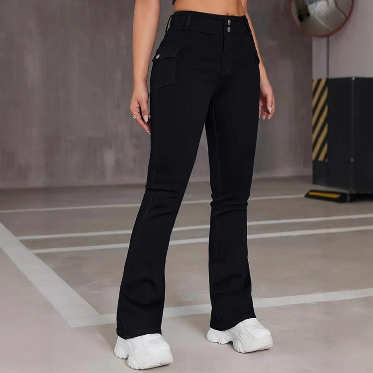 Damen tragen elastische Flared Jeans mit ultra niedriger Taille, Knopfdetails und Slim Fit im Retro-70er-Jahre-Stil