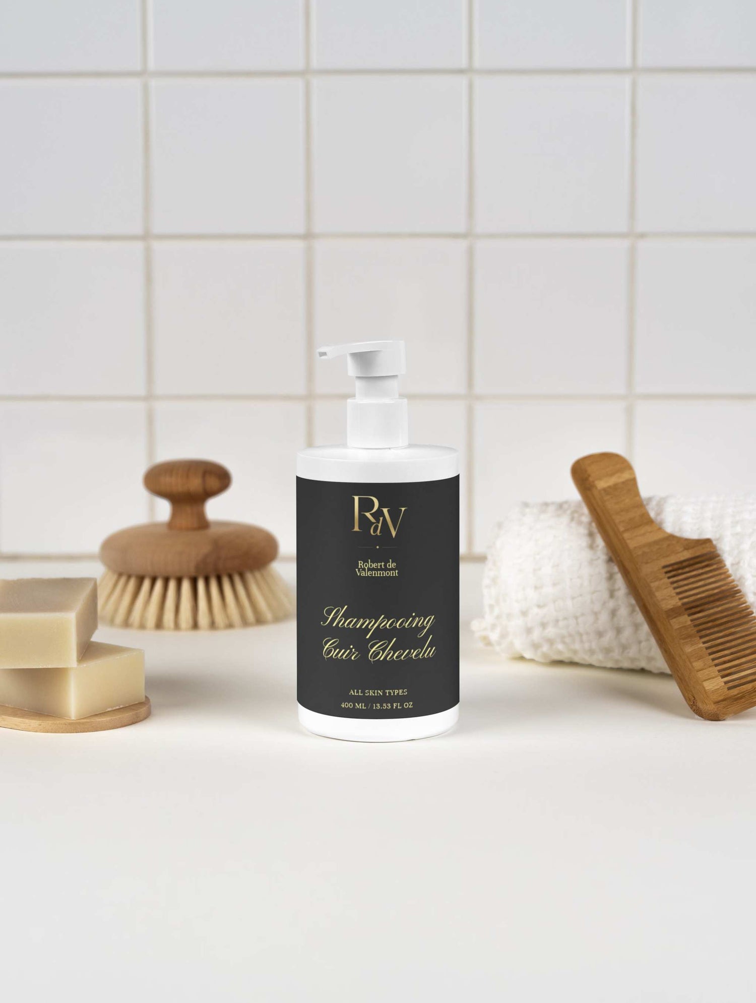 Robert de Valenmont Pflege Shampoo für die Kopfhaut, cremige Textur und sanfte Reinigung sichtbar in der Flasche