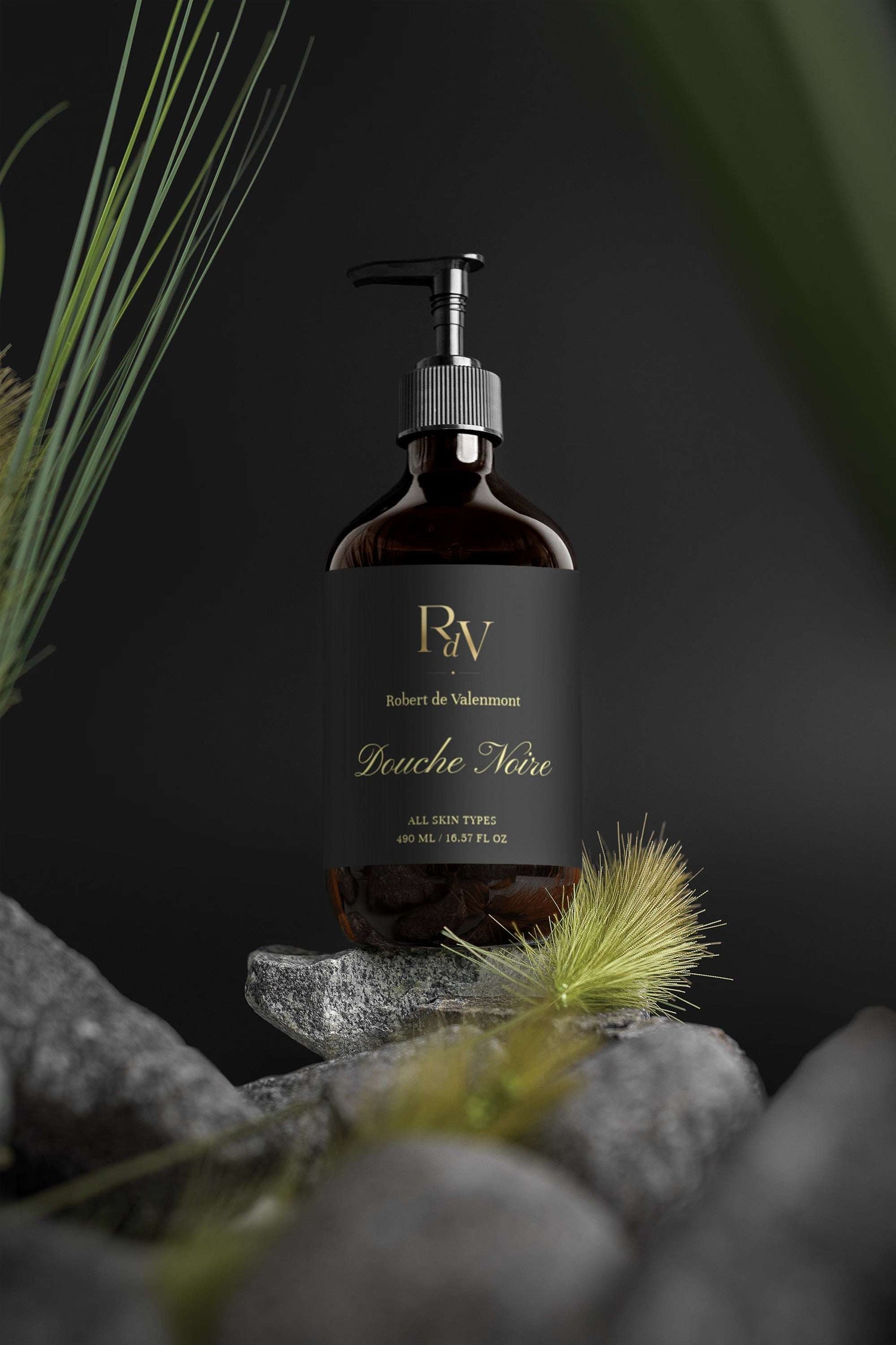 Duschgel Douche Noire von Robert de Valenmont, dunkle Flasche mit schwarzem Design, auf weißem Hintergrund.