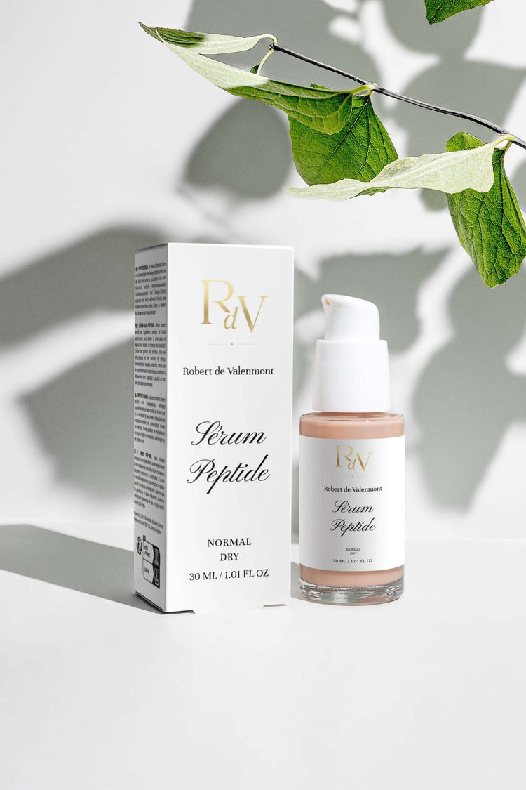 Pflegeserum mit Peptiden von Robert de Valenmont, flüssige Textur in eleganter Flasche, für gepflegte Haut.