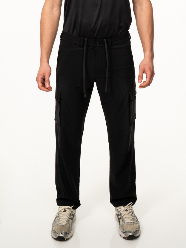 Schwarze Next Level Cargo-Hose, schlanker Schnitt, elastischer Bund, auf der Hose sind Taschen sichtbar
