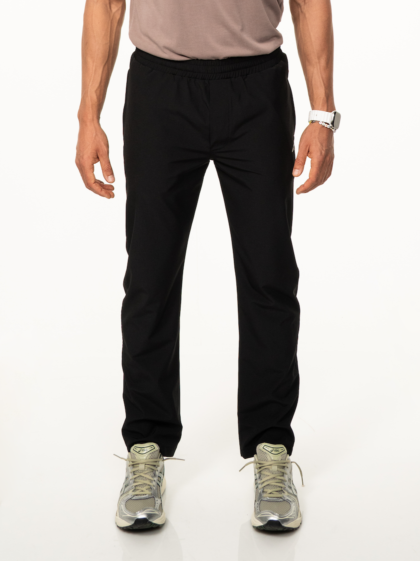 Schwarze Next Level Sporthose SL-450 Trackpant aus bequemem, sportlichem Material, perfekt für Freizeit und Sport.