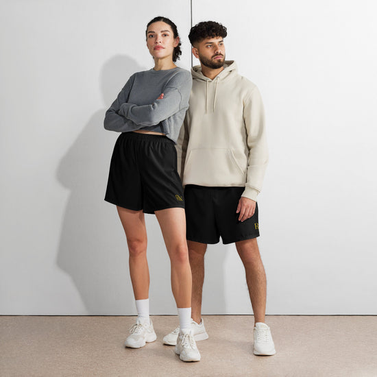 Unisex Sporthose von Robert de Valenmont mit Allover-Print, weiße lange Sportshorts, sportliches Design und bequemer Sitz.