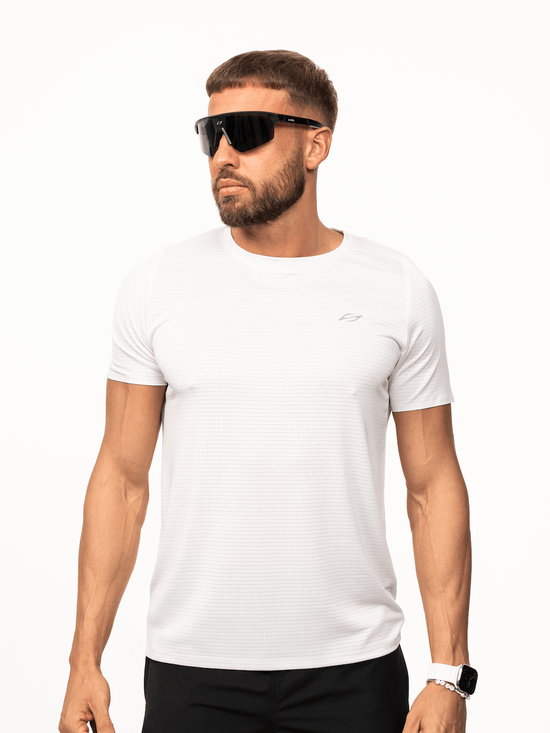 Weißes SL-229 Tee mit klassischem Crewneck-Schnitt und reflektierendem Logo auf der Brust, minimalistisches Design, hochwertige Qualität