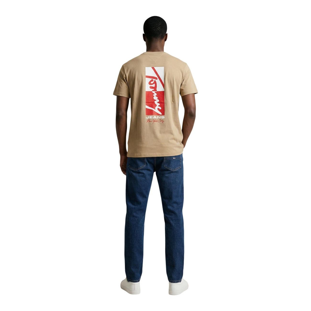Tommy Hilfiger Jeans Herren T-Shirt in classic fit, featuring logo detail and soft cotton fabric.
