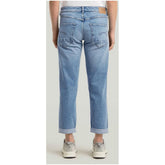 G-star Damen Jeans in a stylish fit, showcasing denim texture and detailed stitching in a casual setting.