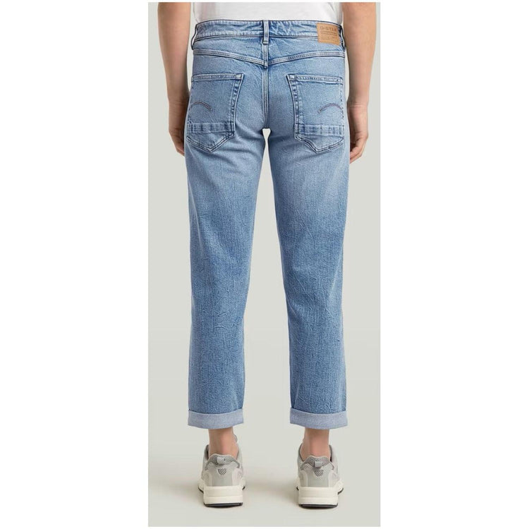 G-star Damen Jeans in a stylish fit, showcasing denim texture and detailed stitching in a casual setting.