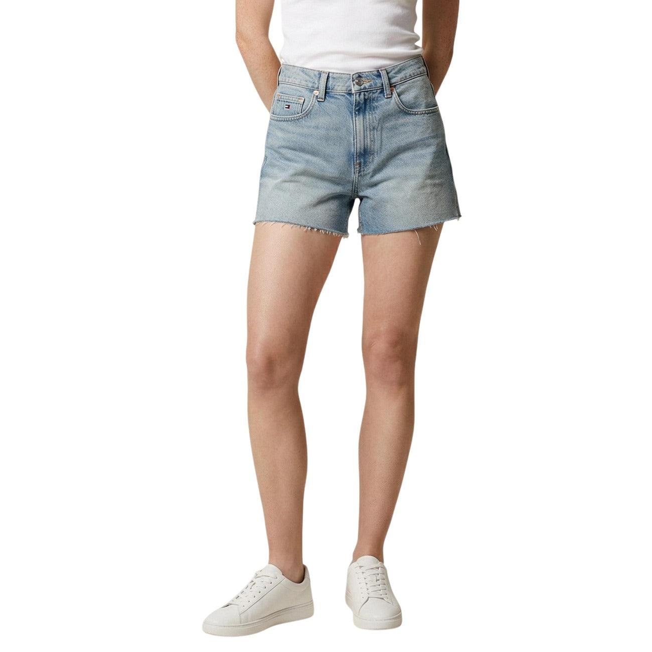 Tommy Hilfiger Jeans Damen Shorts in blue denim, featuring a classic cut and stylish design for casual wear.
