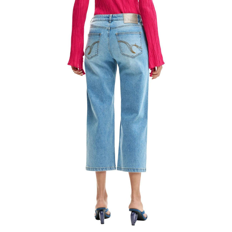 Hochwertige Damenshorts von Next Level, aus strapazierfähigem Denim, mit klassischen Nähte und modischem Schnitt.