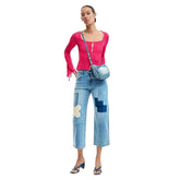 Damen-Jeans von Next Level, Desigual Kleidung, große Nahaufnahme der stylischen, blauen Jeans mit Details.
