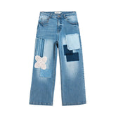 Herren-Jeans von Next Level, lässige Denim-Hose in Blau mit klassischen Passformdetails, auf einem modell.