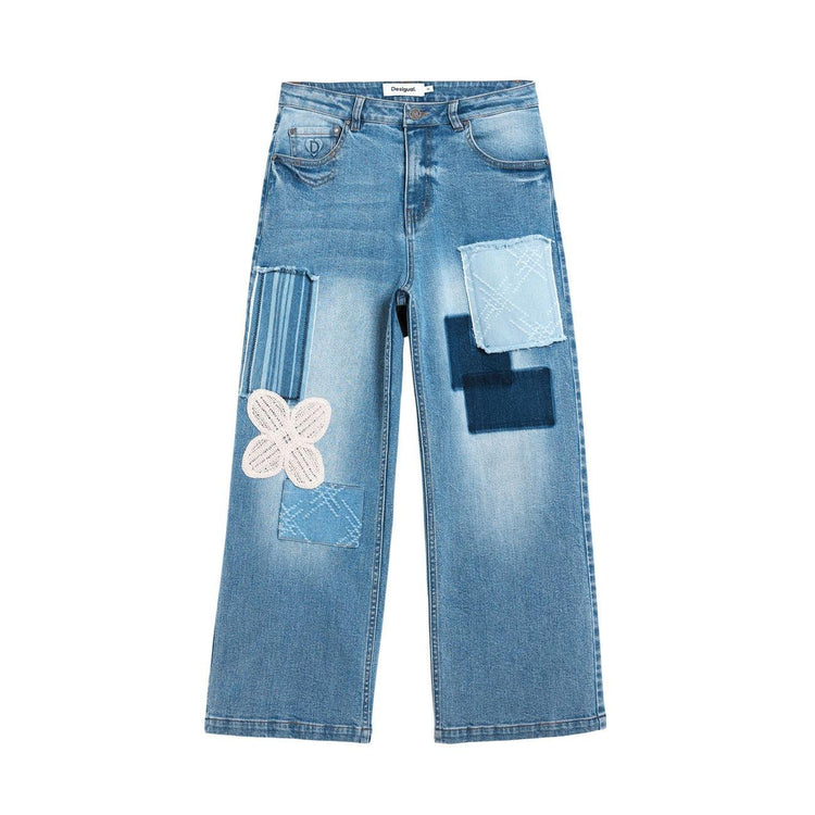 Herren-Jeans von Next Level, lässige Denim-Hose in Blau mit klassischen Passformdetails, auf einem modell.