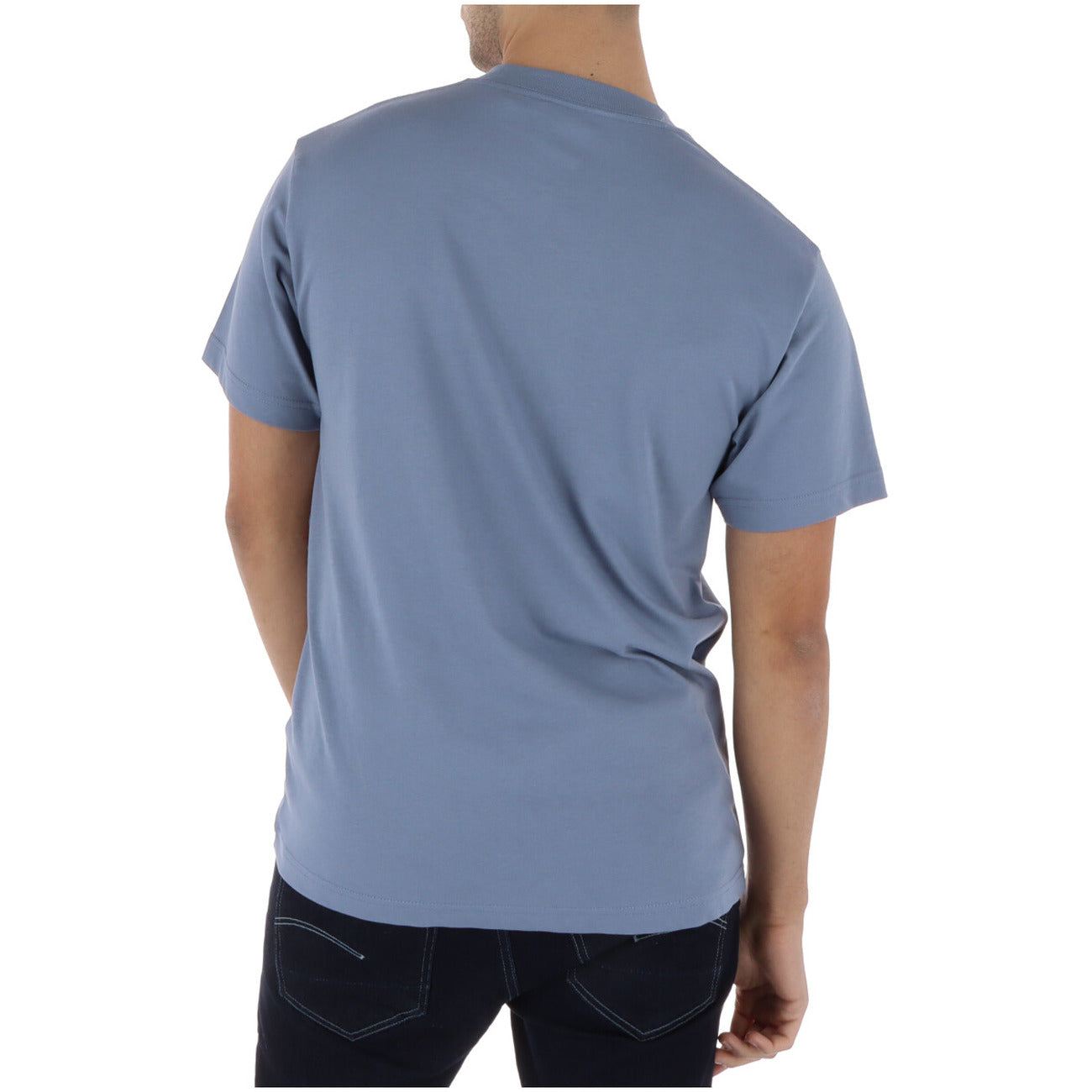 Vans Herren T-Shirt in a casual style, showcasing the brand logo on soft fabric, perfect for everyday wear.