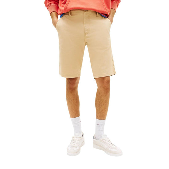 Tommy Hilfiger Jeans Bermuda shorts for men, featuring a classic fit and stylish design in a casual setting.