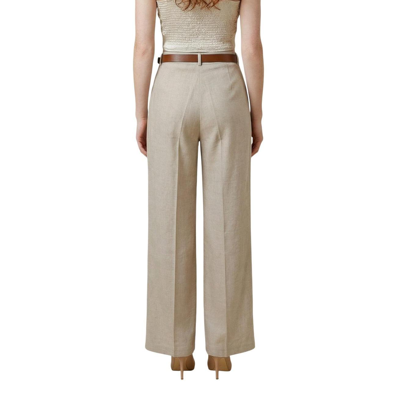Damenhose von Artigli, elegante Kleidung Hosen in modernem Design, aus hochwertigem Stoff, auf einem weißen Hintergrund fotografiert.