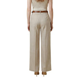 Damenhose von Artigli, elegante Kleidung Hosen in modernem Design, aus hochwertigem Stoff, auf einem weißen Hintergrund fotografiert.