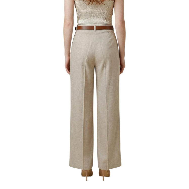 Damenhose von Artigli, elegante Kleidung Hosen in modernem Design, aus hochwertigem Stoff, auf einem weißen Hintergrund fotografiert.