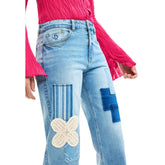 Damen-Jeans von Next Level, modische Desigual Kleidung, enge Passform, blaue Jeans mit Nieten und klassischen Taschen, Nahaufnahme
